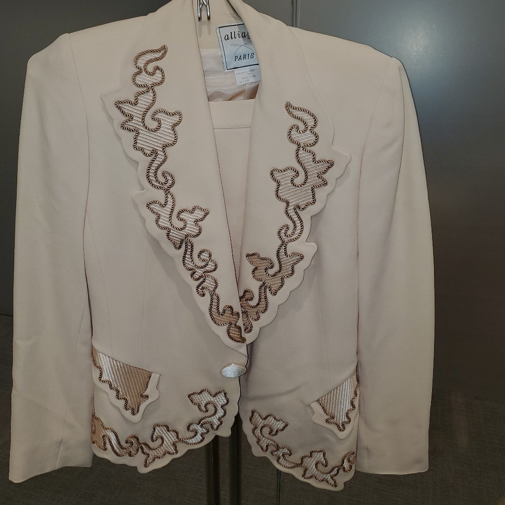 Skirt suit